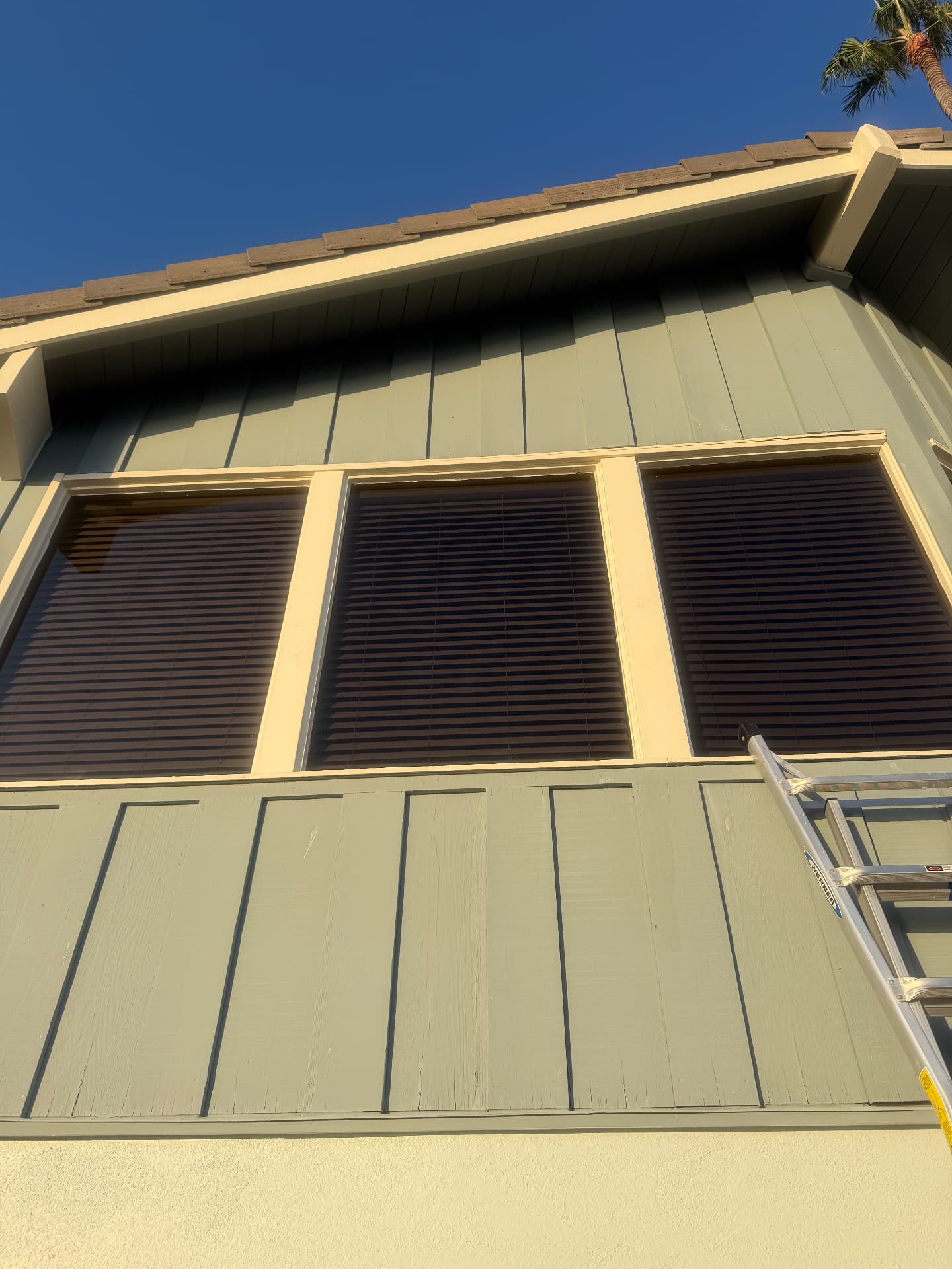 Second-story window band after cleaning