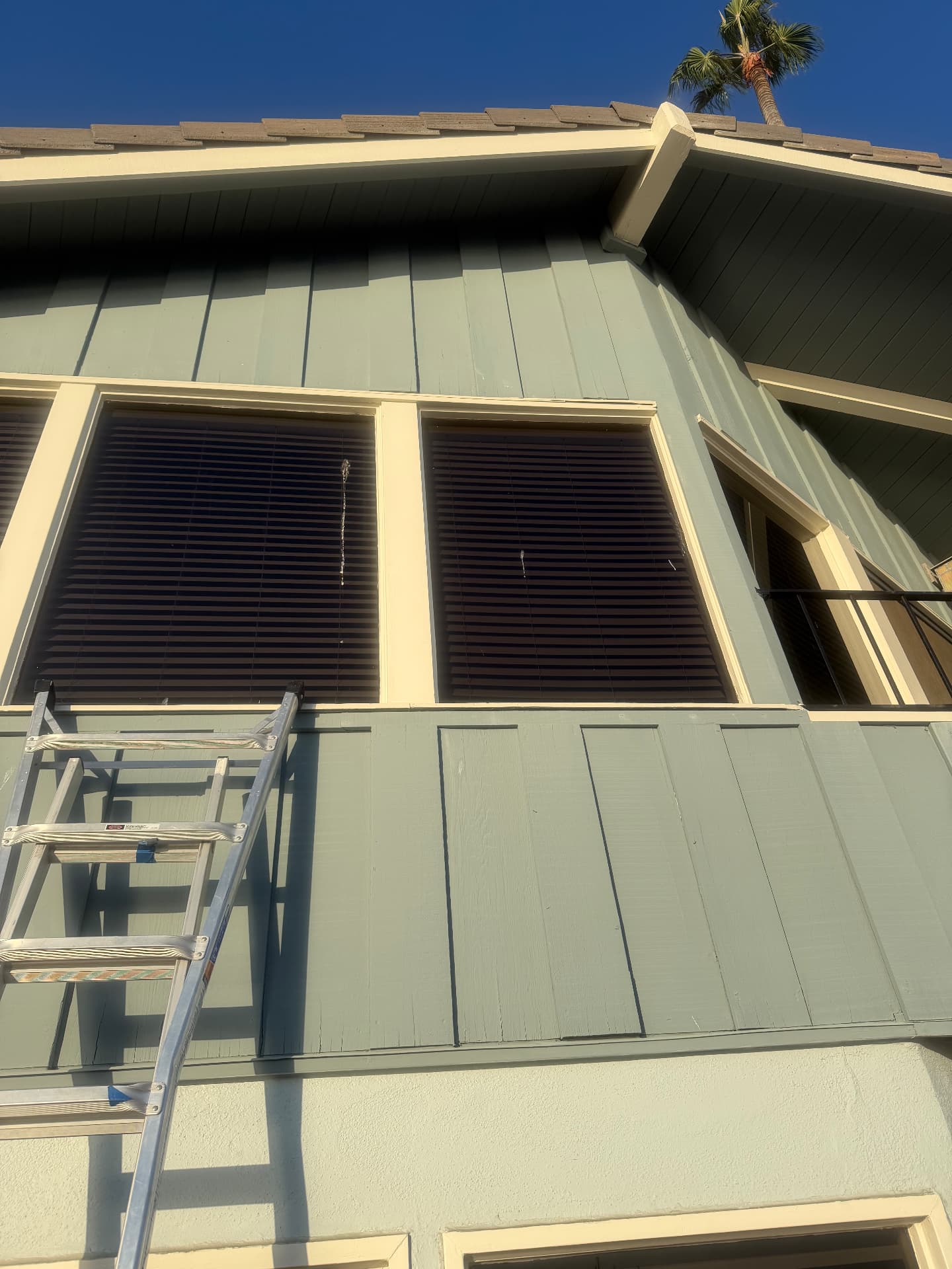 Second-story window band before cleaning